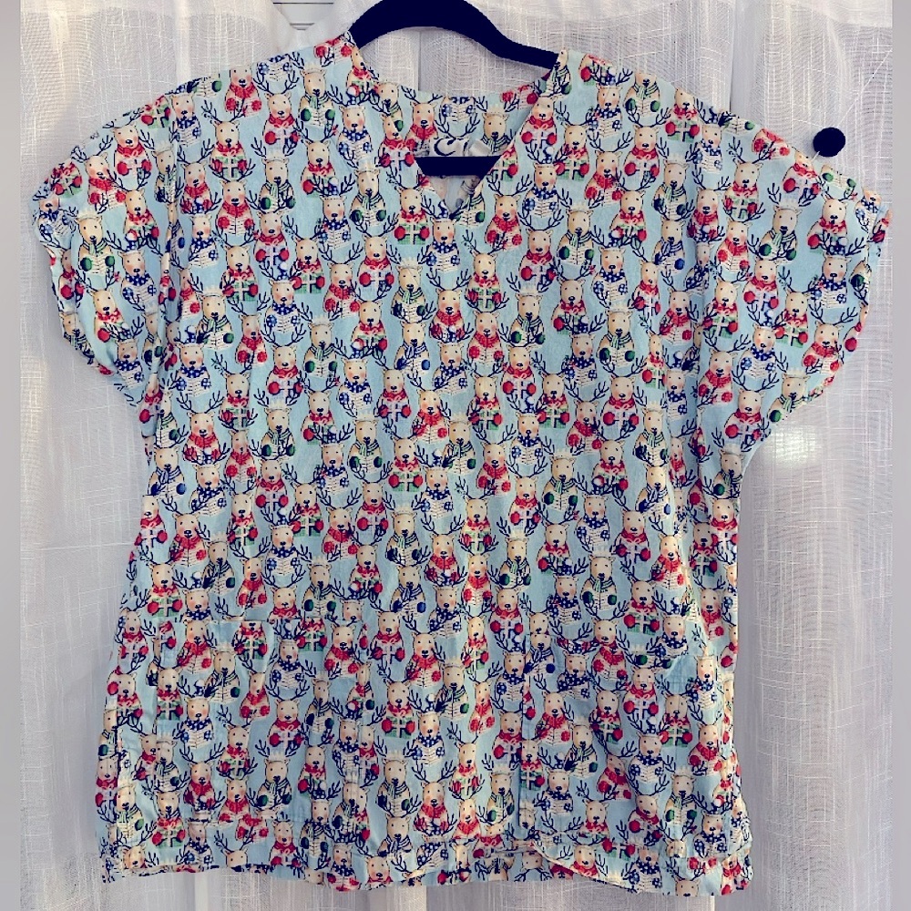 🦌🎄 Christmas Scrub Holiday reindeer top size medium